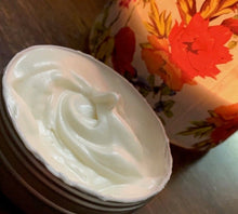 Load image into Gallery viewer, Naturalee Glowing Shea & Aloe Body Butter
